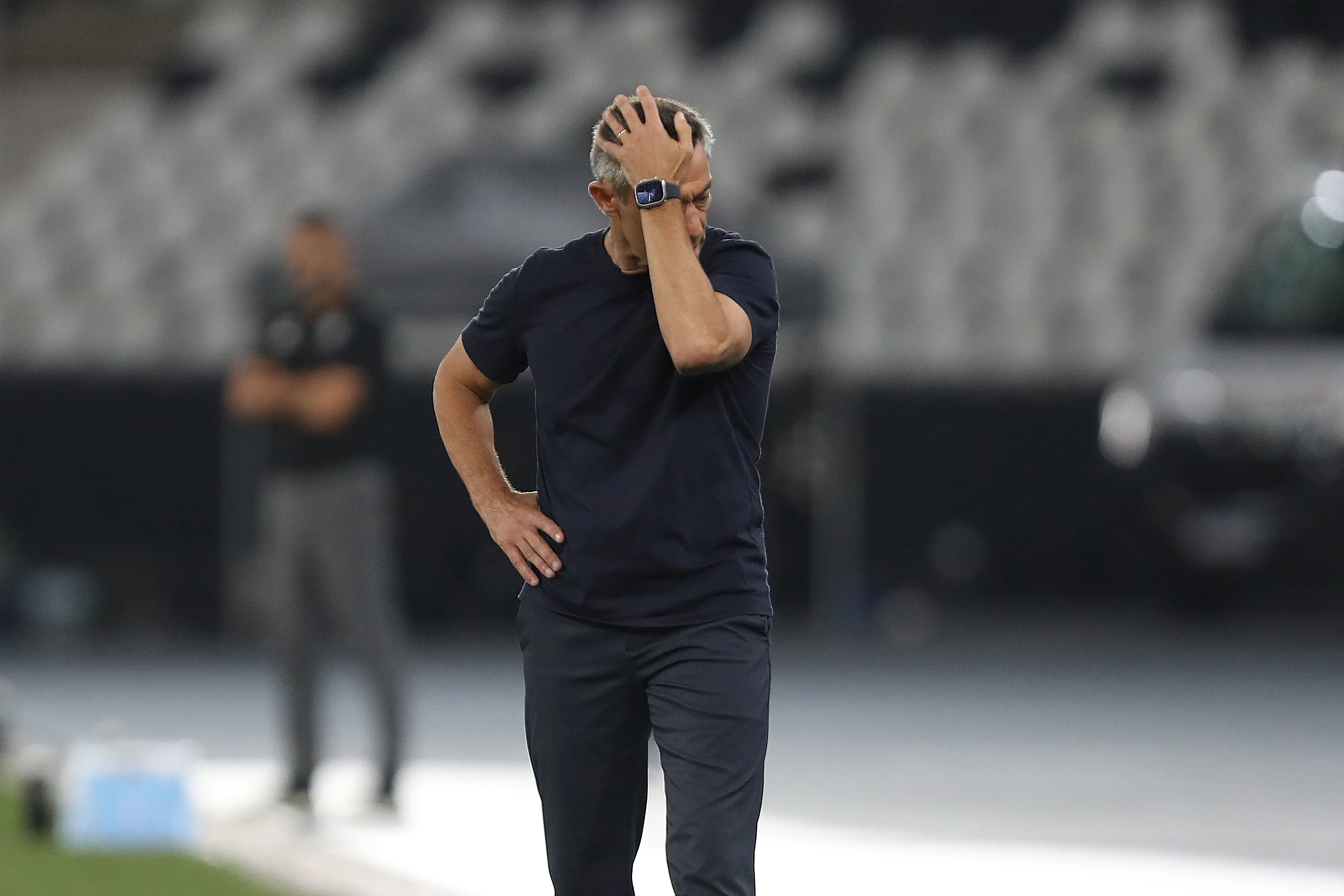 Pedro Caixinha se toma la cabeza en pleno partido (Getty Images)