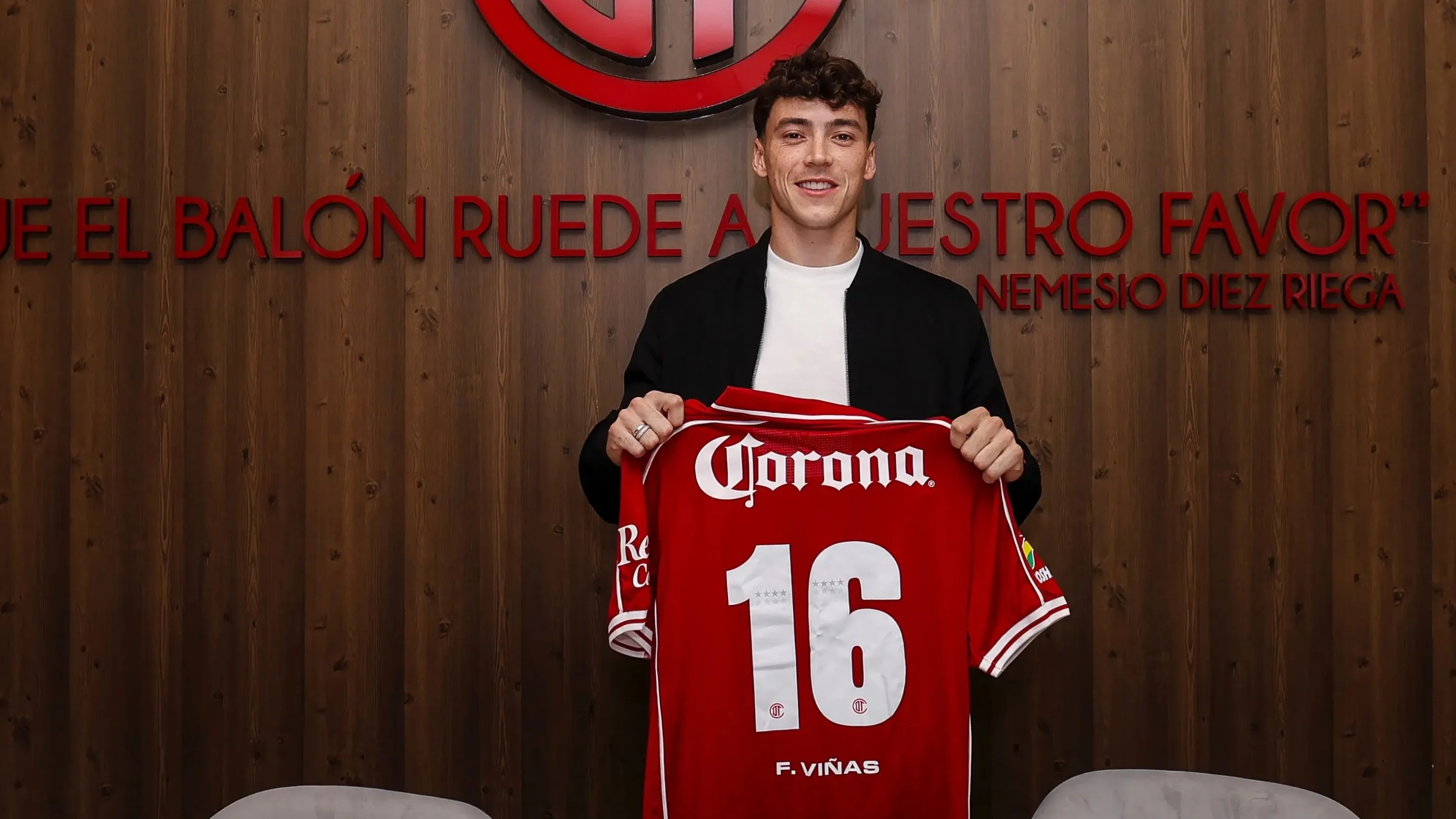 Fede Viñas en su firma de contrato [Foto: Toluca FC]