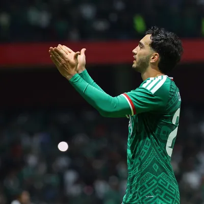 Guillermo Almada presiona por Luis Chávez y América se encuentra con un obstáculo