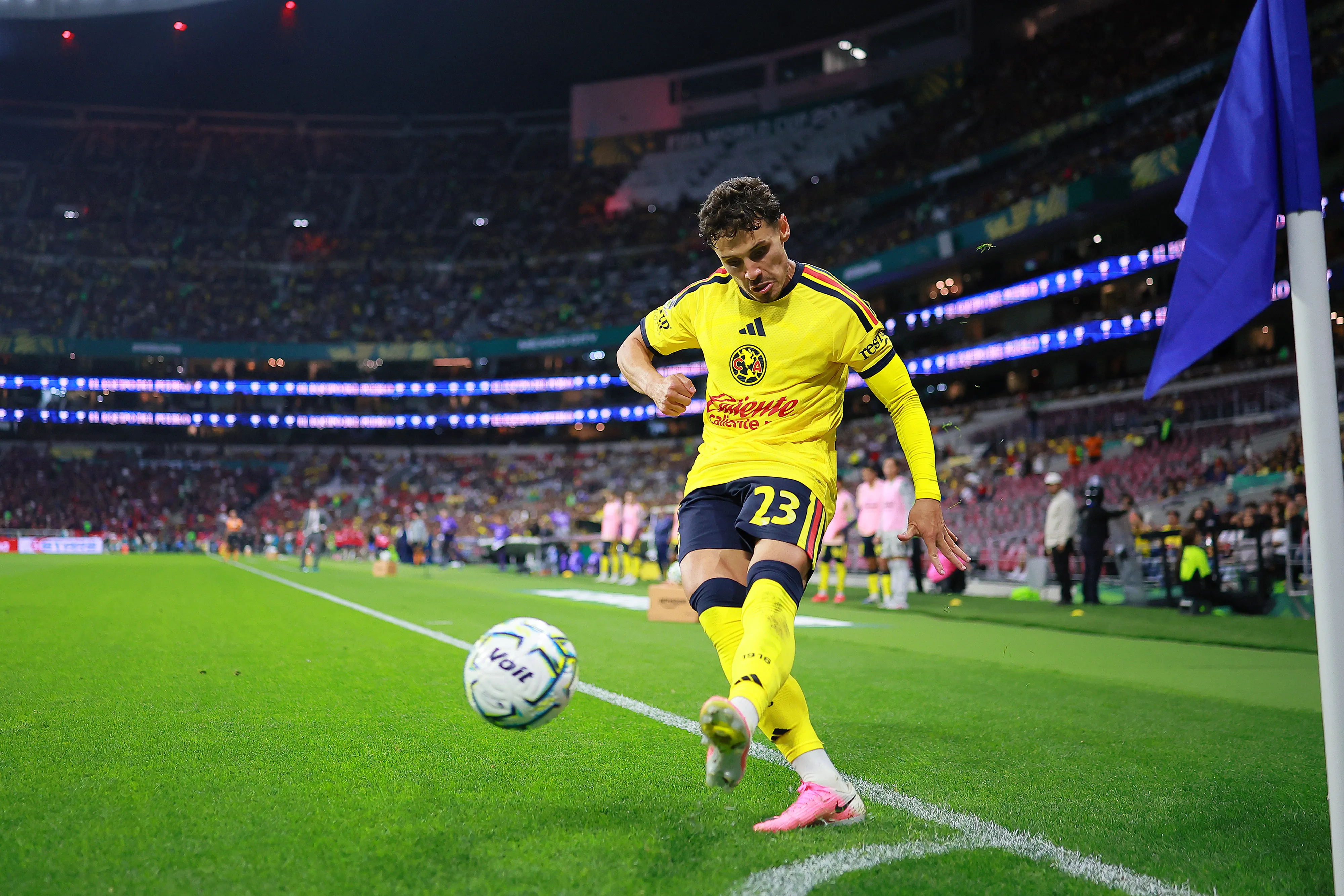 Raphael Veiga ejecuta un tiro de esquina (Getty Images)