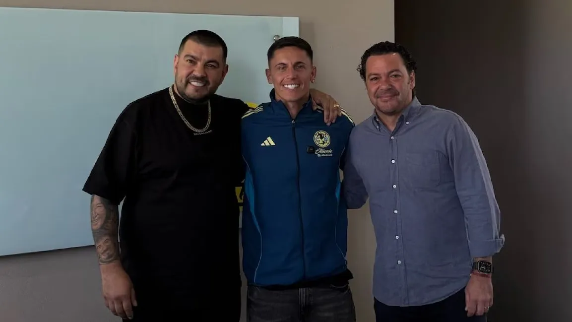 Brian junto a su agente Lasalvia, y Santiago Baños.