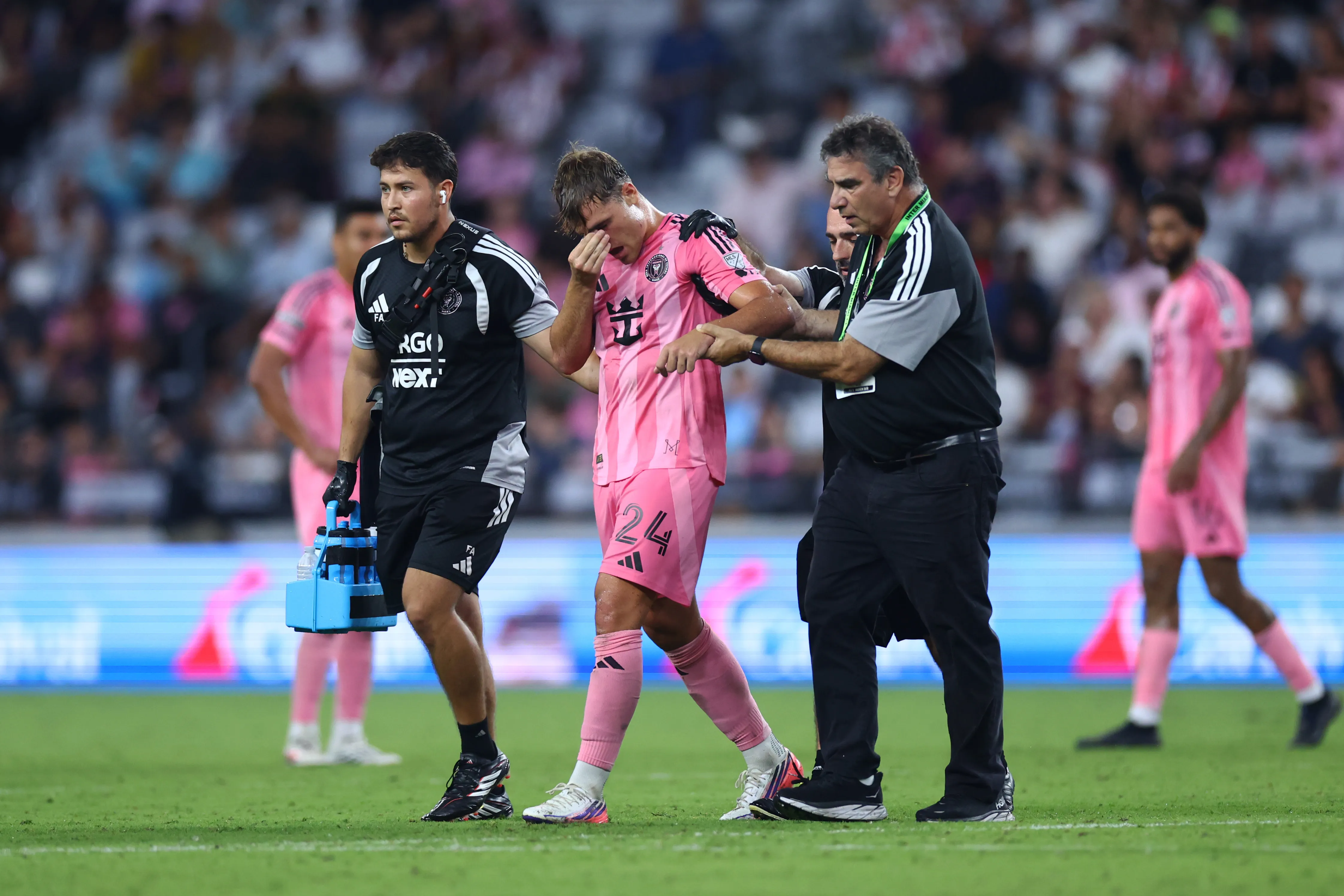 Mateo Silvetti abandona el campo tras sufrir una lesión ante Atletico San Luis (Getty Images)