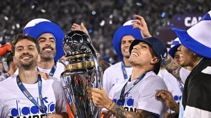Cáseres levantando su único título profesional [Foto: Vélez]