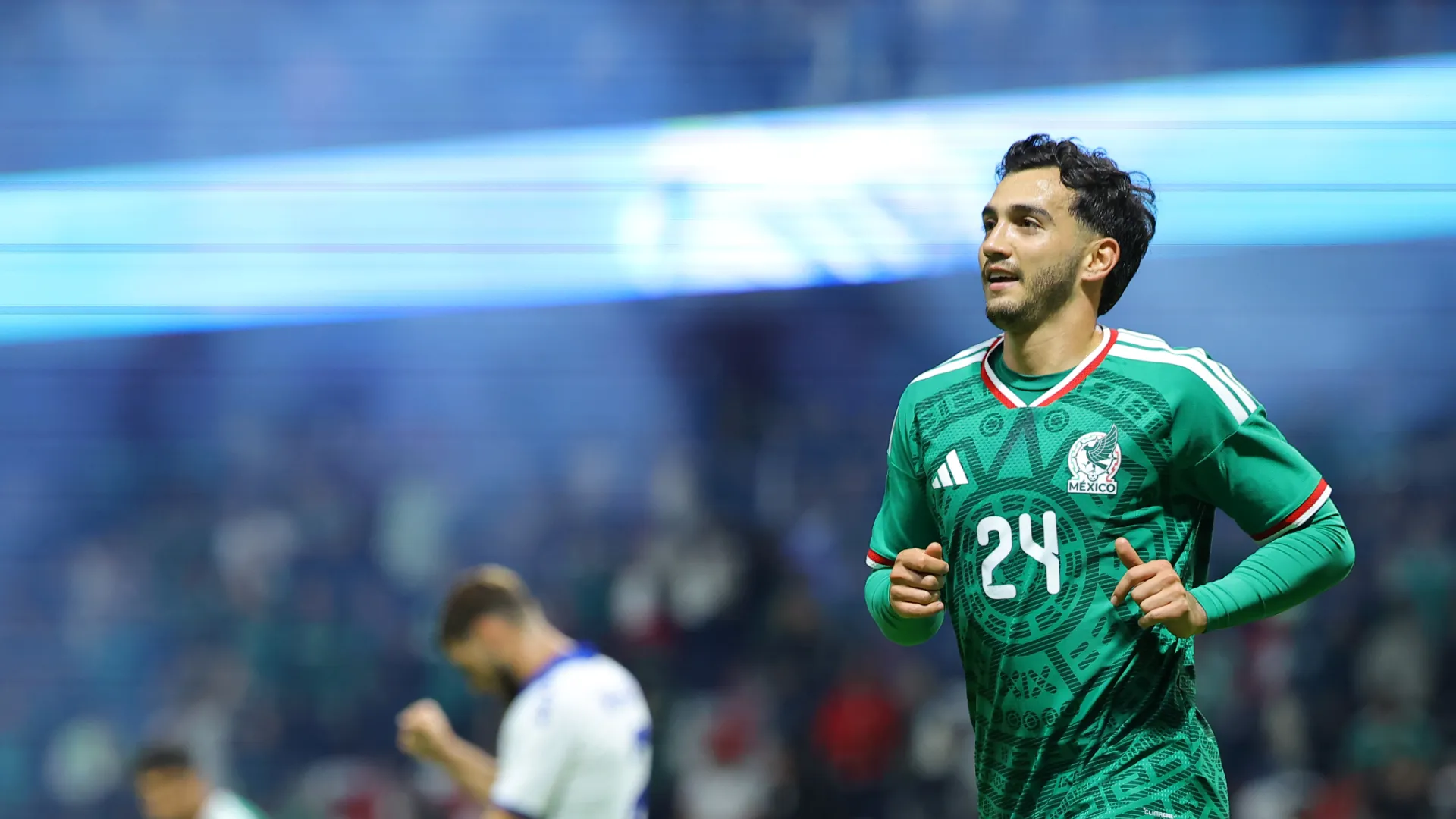 Luis Chávez es seguido de cerca por América. (GETTY IMAGES)