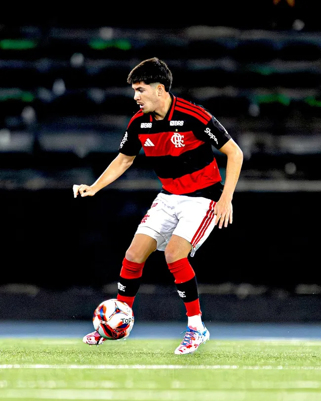 Diego Reyes puede debutar con el primer equipo de Flamengo (@diegolreyes)