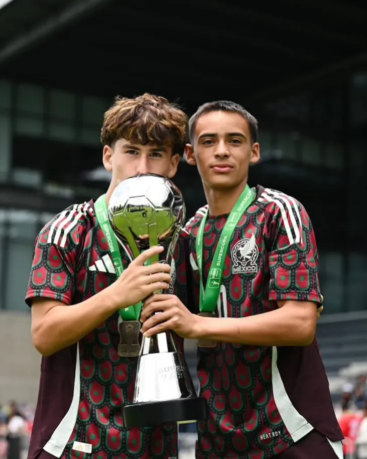 Vicente García con el trofeo de la Supercopa Sub-15 (@vinnygarcia10)