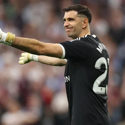 Dibu Martínez no jugará la Supercopa de Europa con el Aston Villa