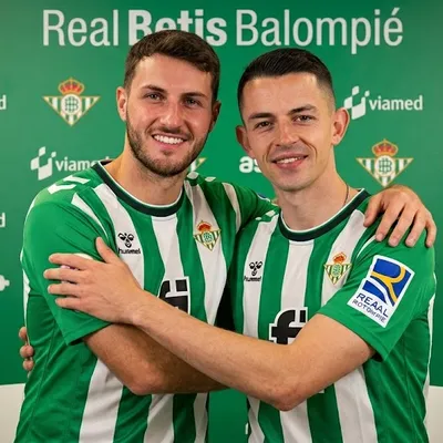 Santiago Giménez podría jugar en el Real Betis junto a Álvaro Fidalgo