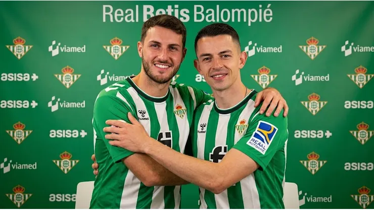 Santiago Giménez podría jugar en el Real Betis junto a Álvaro Fidalgo