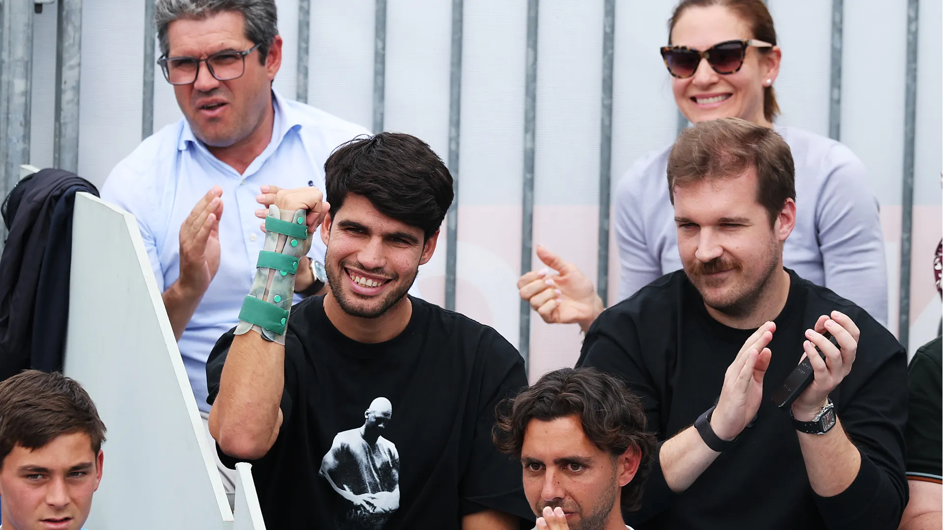 Carlos Alcaraz fue visto con una protección en su muñeca derecha. (GETTY IMAGES)