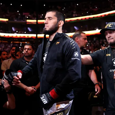 ¿Cuánto dinero obtuvo Islam Makhachev por ganar su pelea vs. Ian Machado Garry en UFC 330?