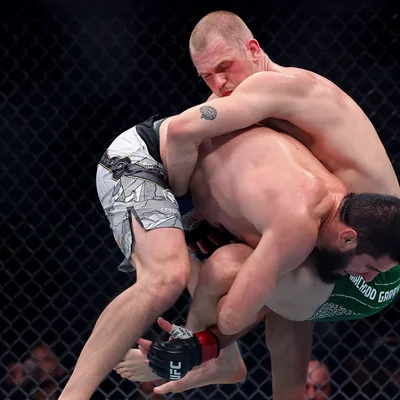 Islam Makhachev venció a Ian Machado Garry en UFC 330 y retuvo su título wélter