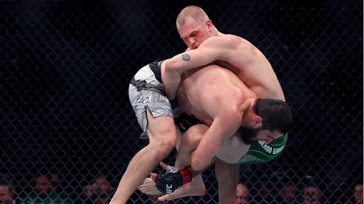 Islam Makhachev superó a Ian Machado Garry y retuvo su cinturón.