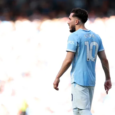 ¿Por qué no juega Rayan Cherki en Arsenal vs. City por la Community Shield?