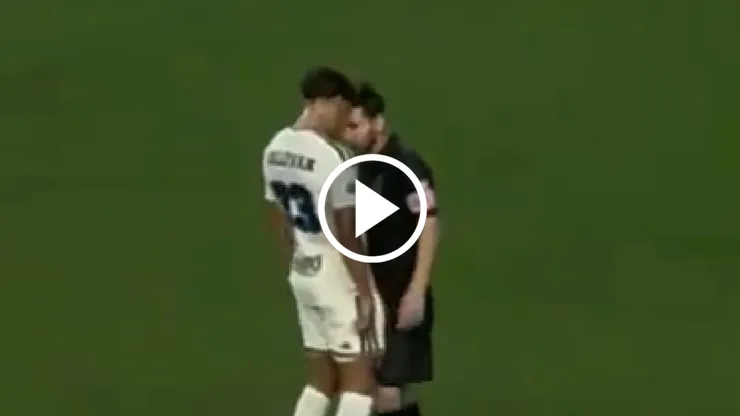 Messi agrede a un rival.