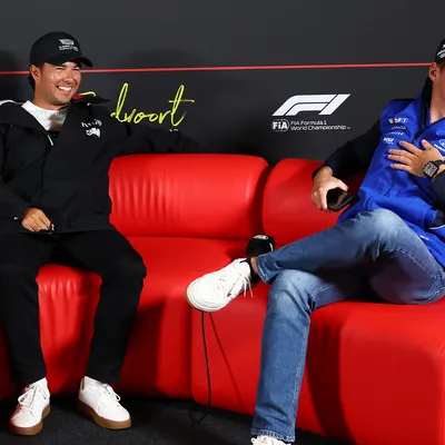 El divertido momento entre Checo Pérez y Max Verstappen en Zandvoort