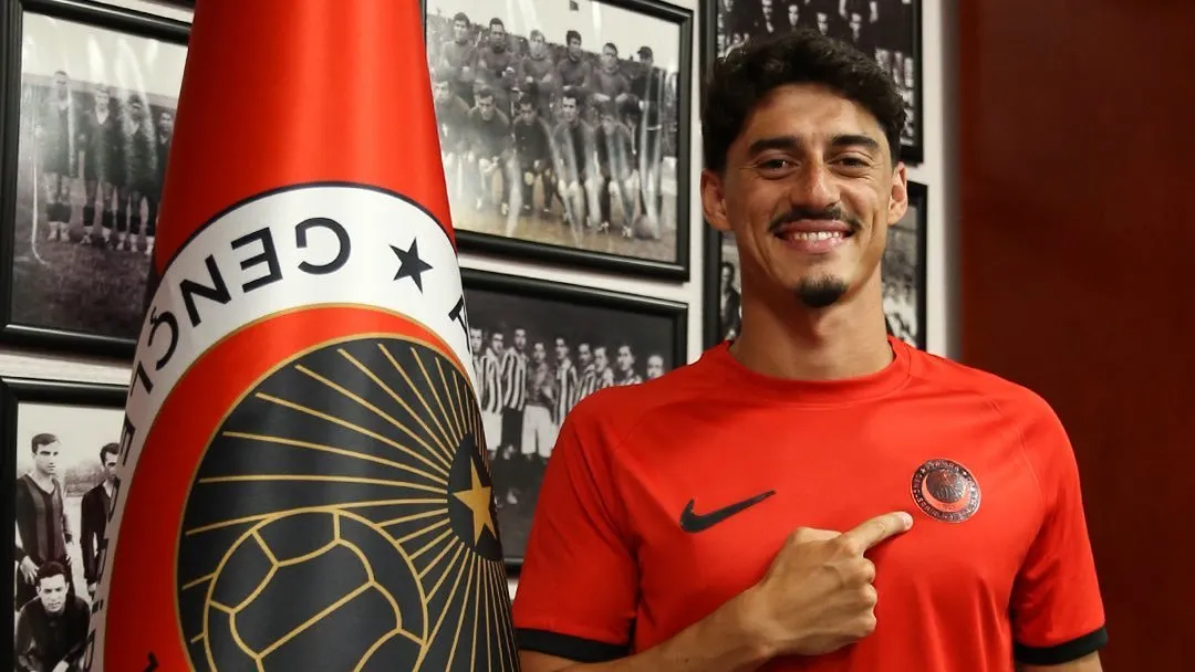 Tiago Gouveia al momento de la firma en Gençlerbirliği.