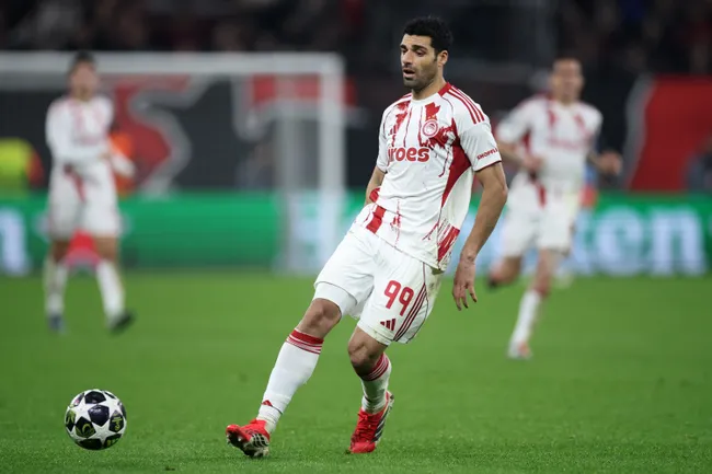Mehdi Taremi, en un partido de Champions League con la playera de Olympiacos (Getty Images)