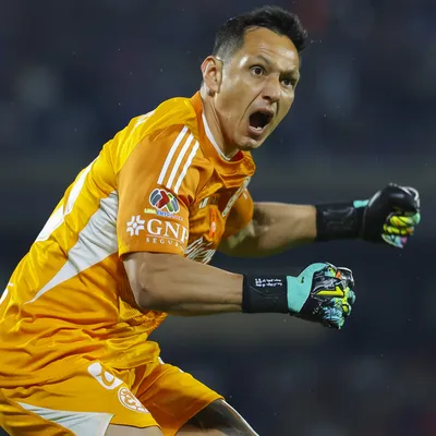 Rodolfo Cota se enfureció con Kevin Álvarez en pleno partido
