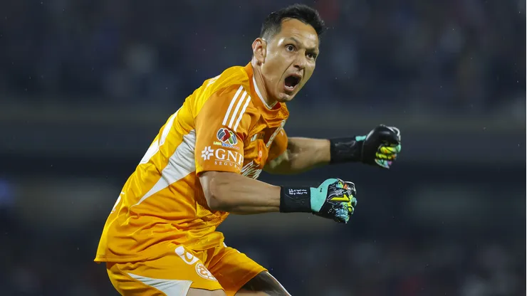 Rodolfo Cota se enfureció con Kevin Álvarez en pleno partido