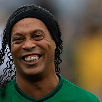 Ronaldinho regresa al futbol profesional en Italia
