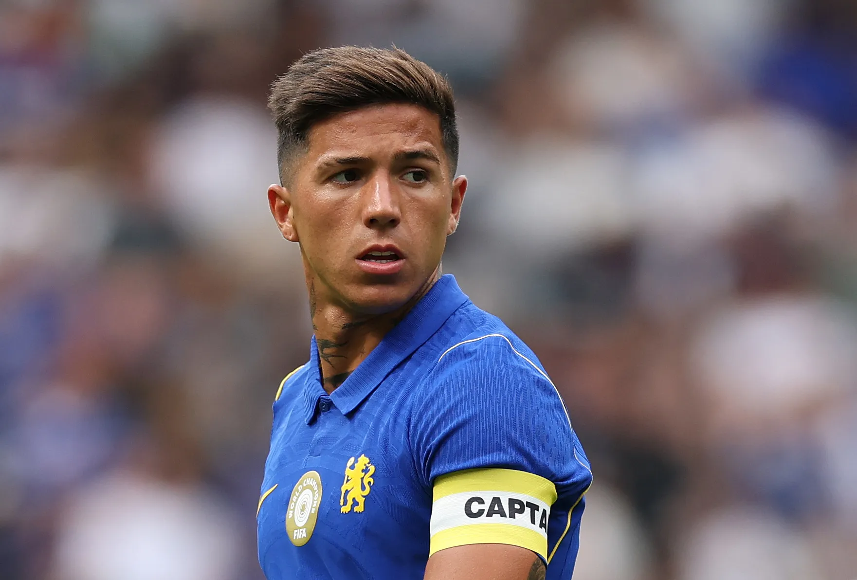 Enzo Fernández, con el brazalete de capitán, en la pretemporada (Getty Images)