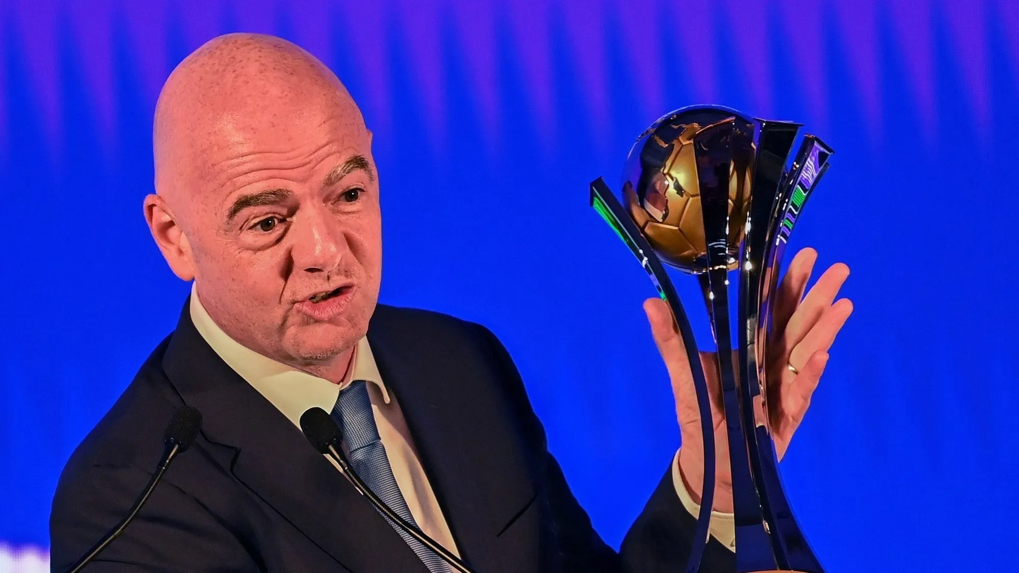 Gianni Infantino y el trofeo de la Intercontinental [Foto: FIFA]