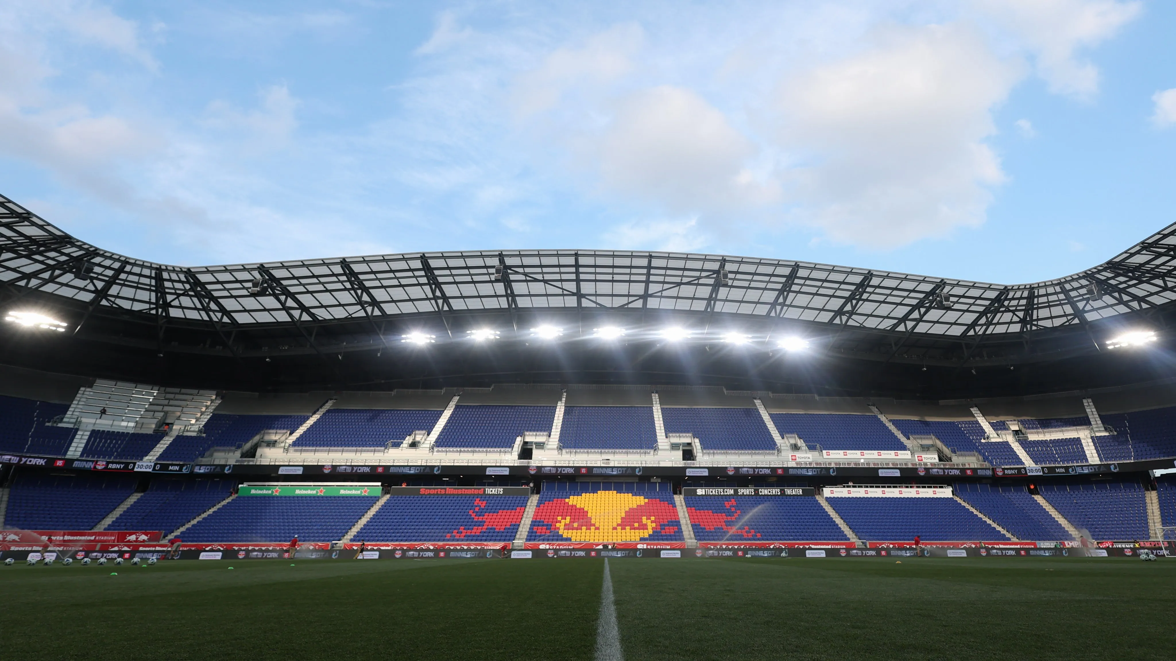 El clásico logo de Red Bull, en la platea del estadio [Foto: Getty]