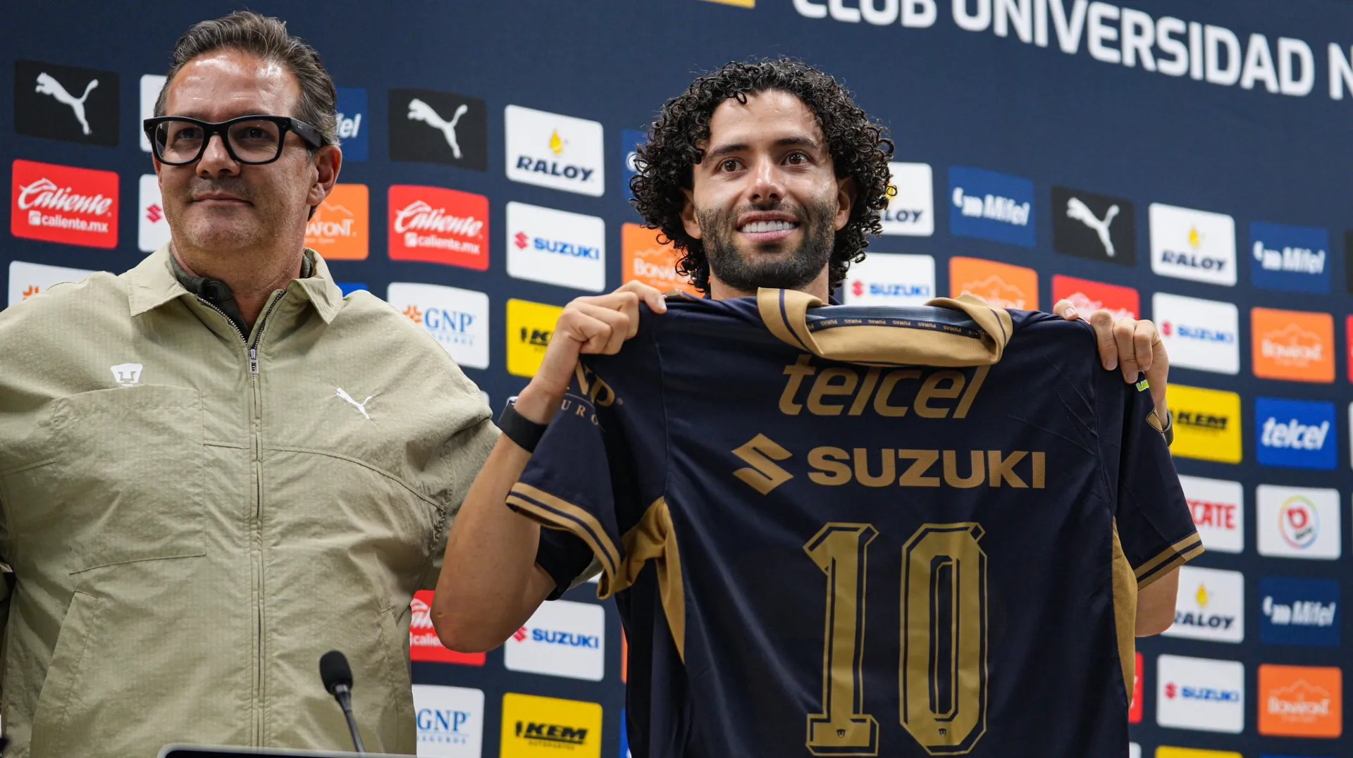 César Huerta ya fue presentado como nuevo refuerzo de Pumas UNAM.