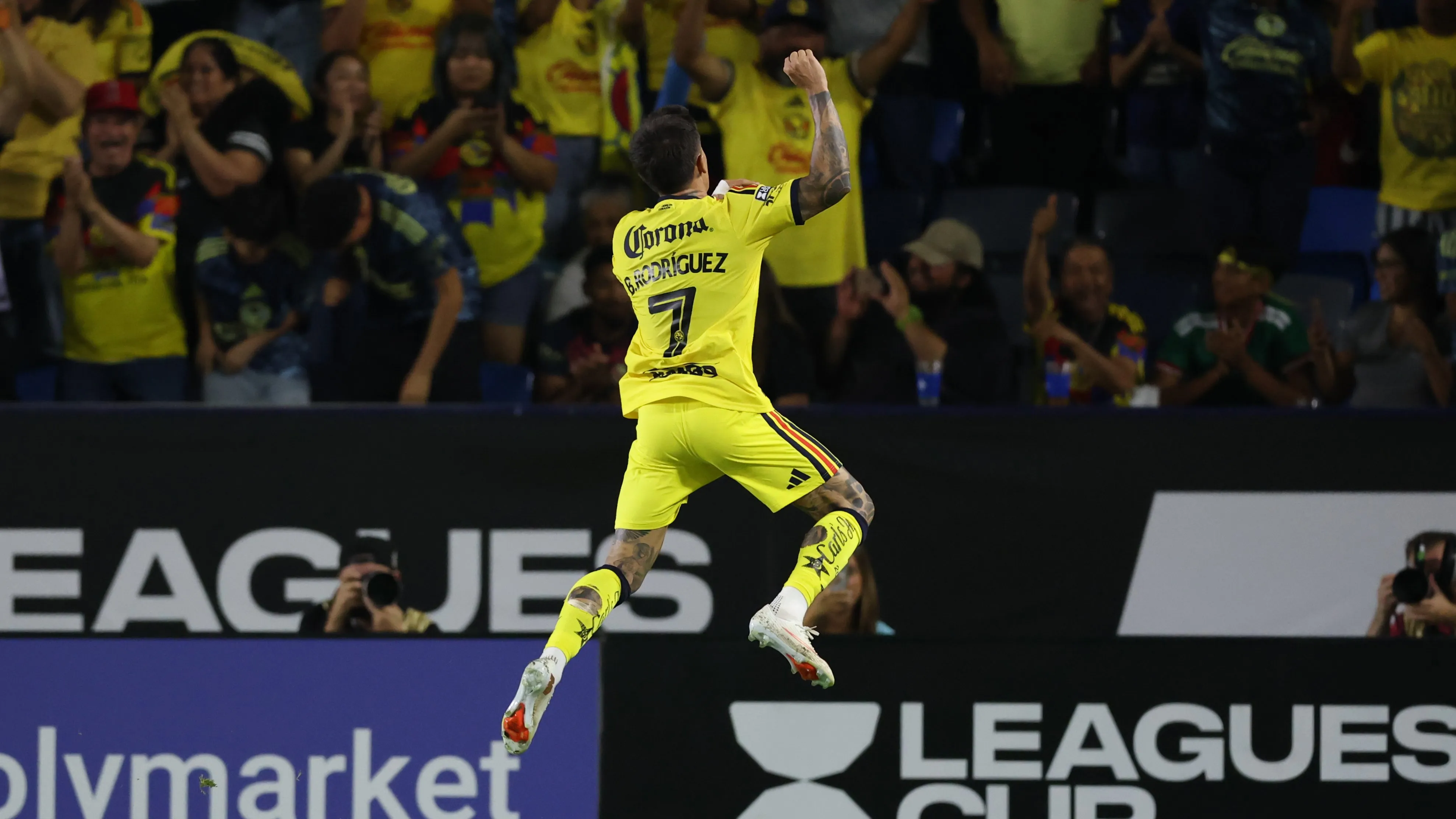 El festejo de Brian con la afición en Los Ángeles [foto: América]