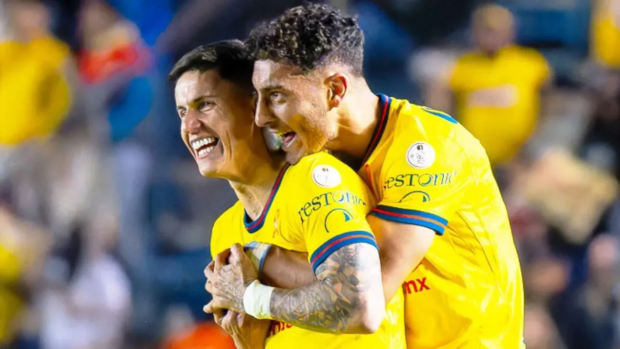Rodríguez y Cáceres, con pie y medio fuera del club [Foto: Imago]