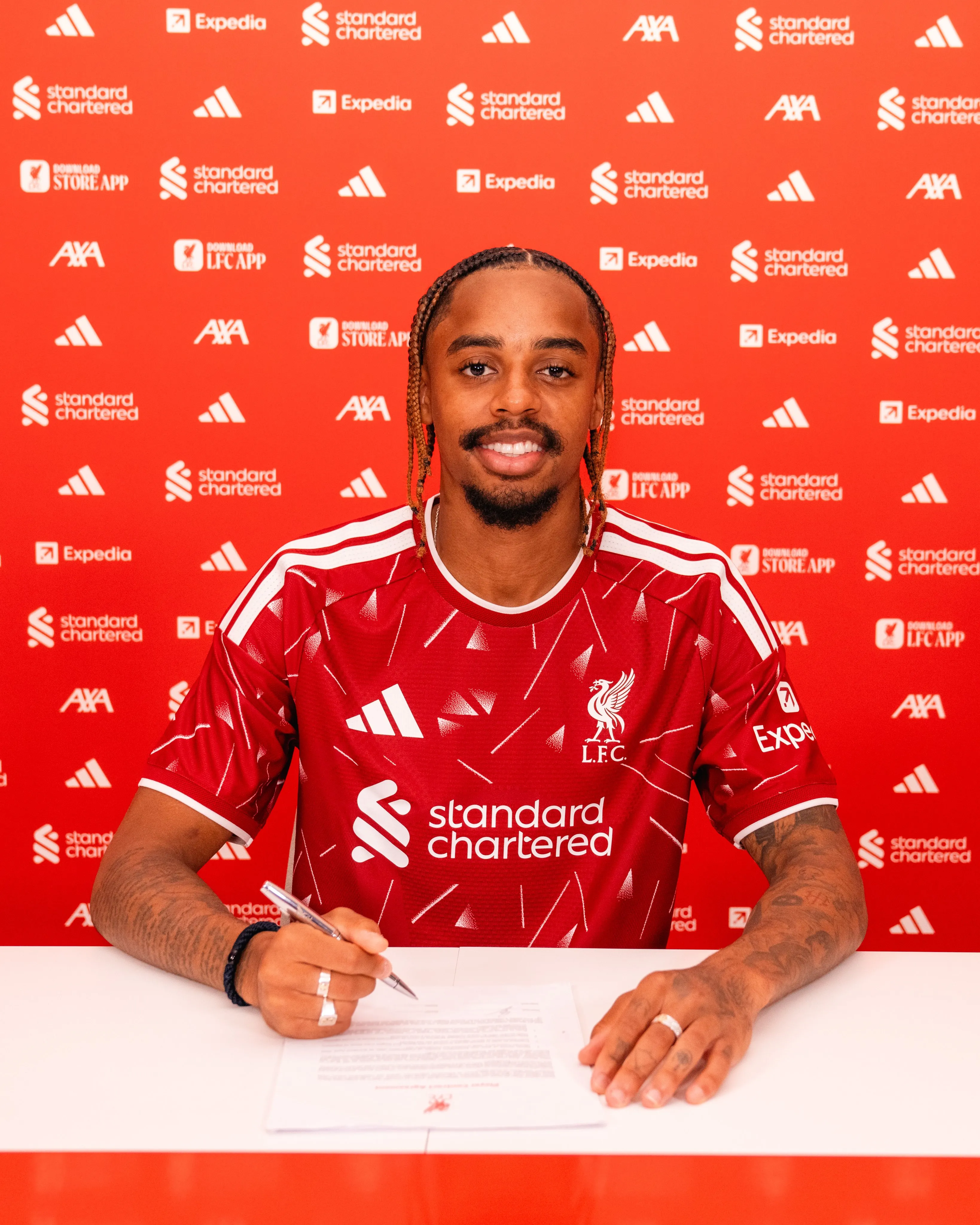 Bradley Barcola firmando su contrato con Liverpool (@LFC)