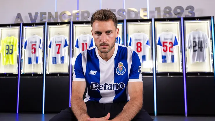 Santiago Giménez fue presentado en Porto