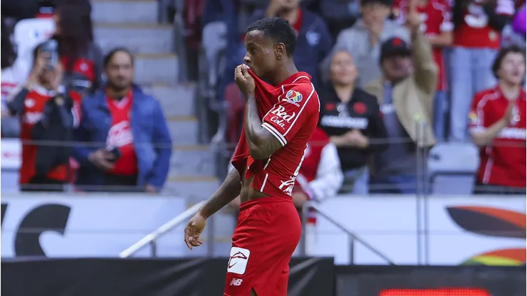 Toluca toma posición con la salida de Helinho.