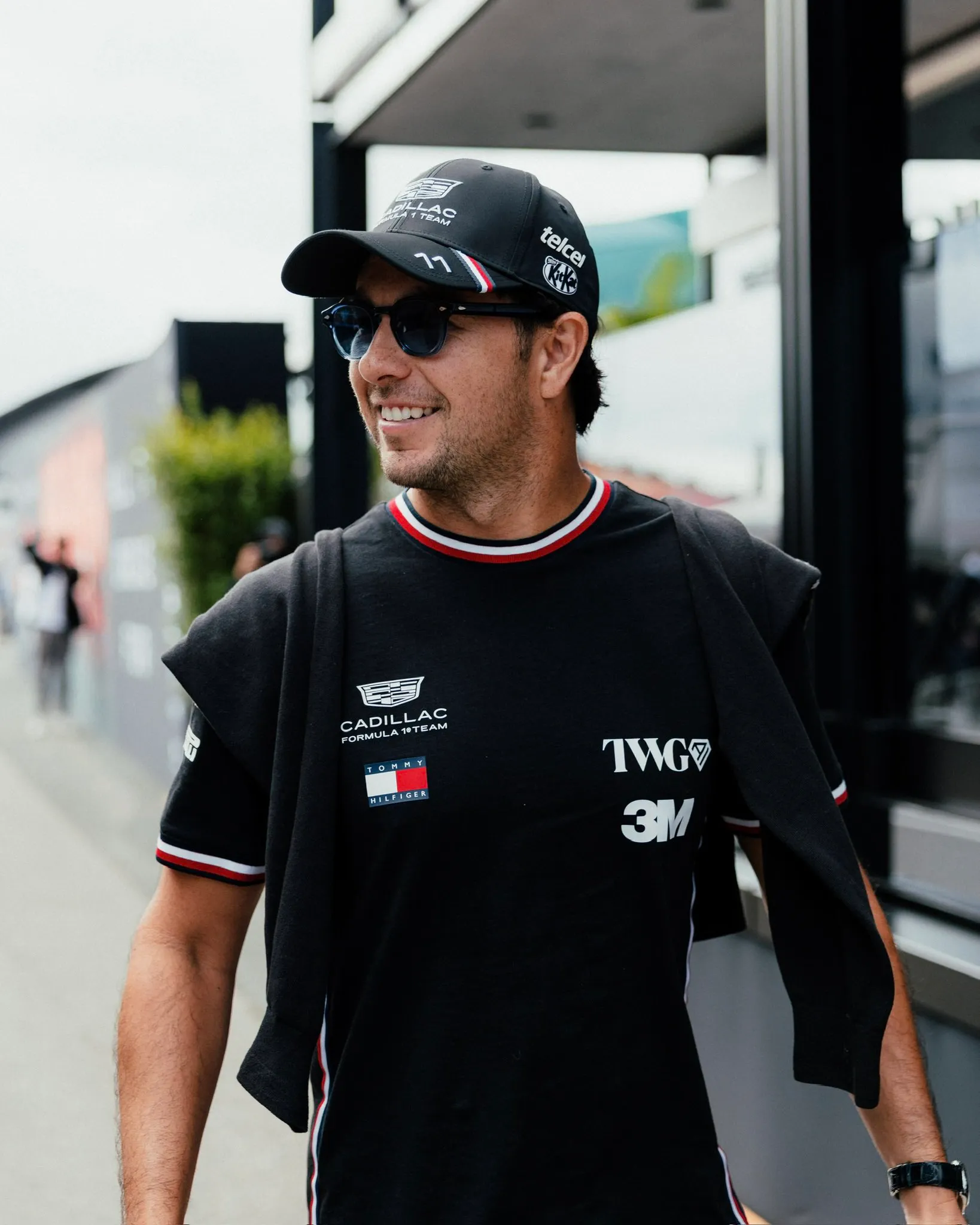 Checo Pérez con la indumentaria de Cadillac (@Cadillac_F1)