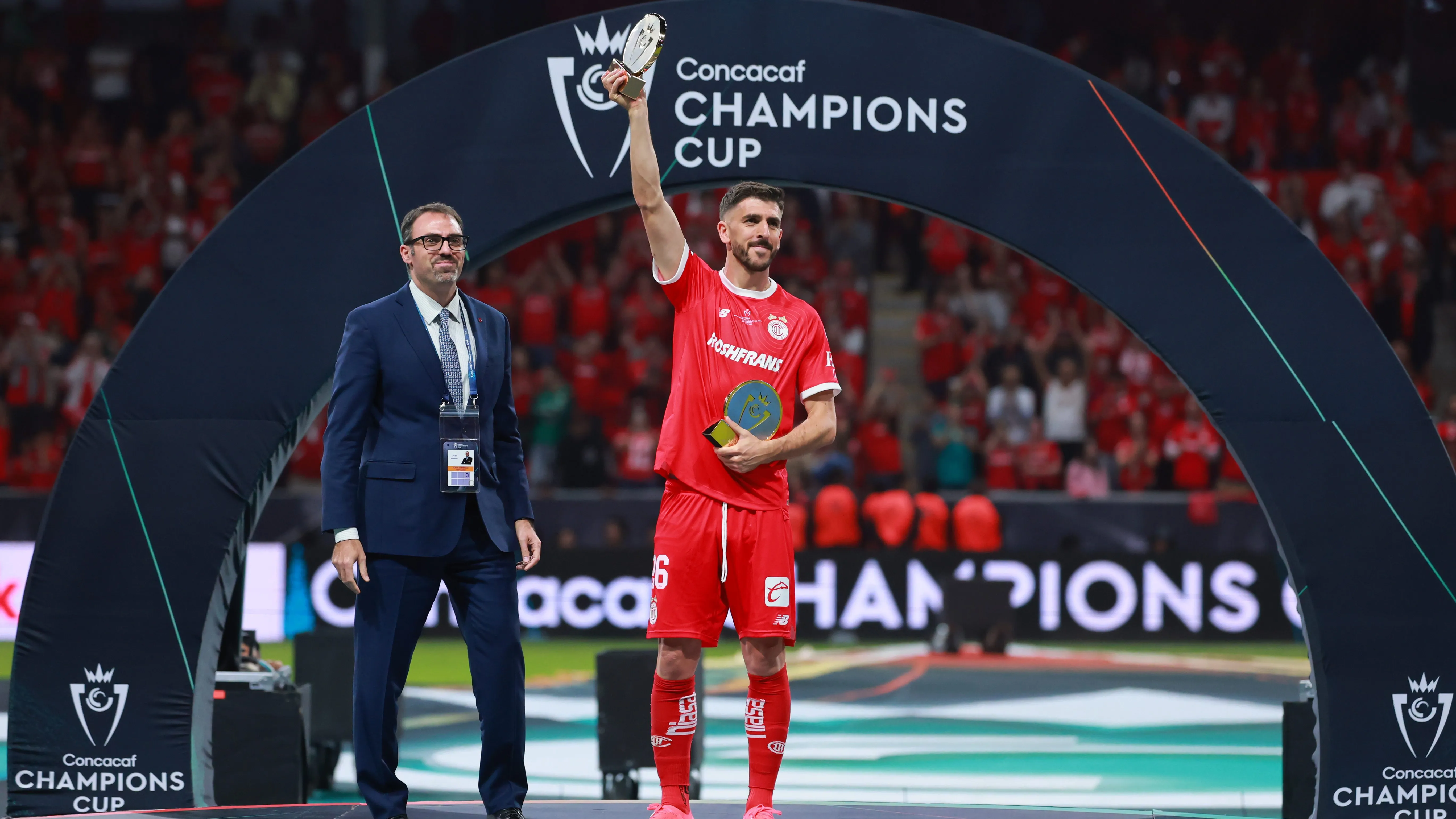 Paulinho con su premio MVP de Concacaf [Foto: Getty]