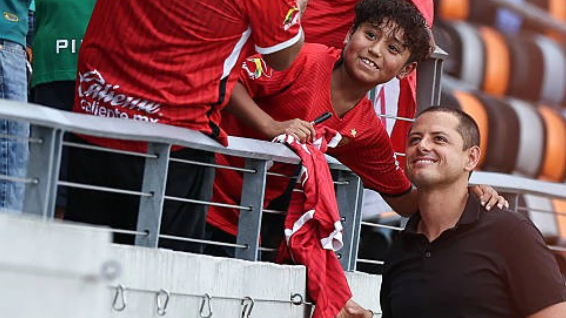 Javier con un pequeño fanático de Toluca.