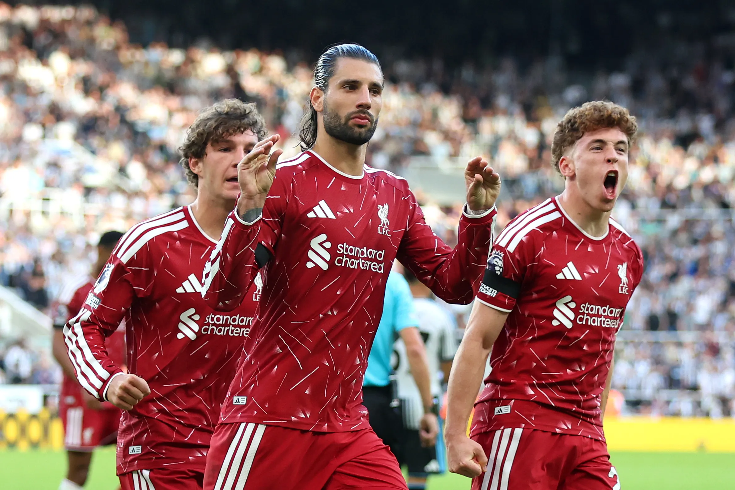Dominik Szoboszlai celebra tras marcarle de penal a Newcastle (Getty Images)