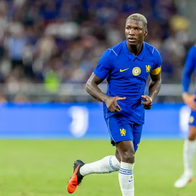 ¿Por qué no juega Moisés Caicedo en Arsenal vs. Chelsea por la Premier League 2026-27?