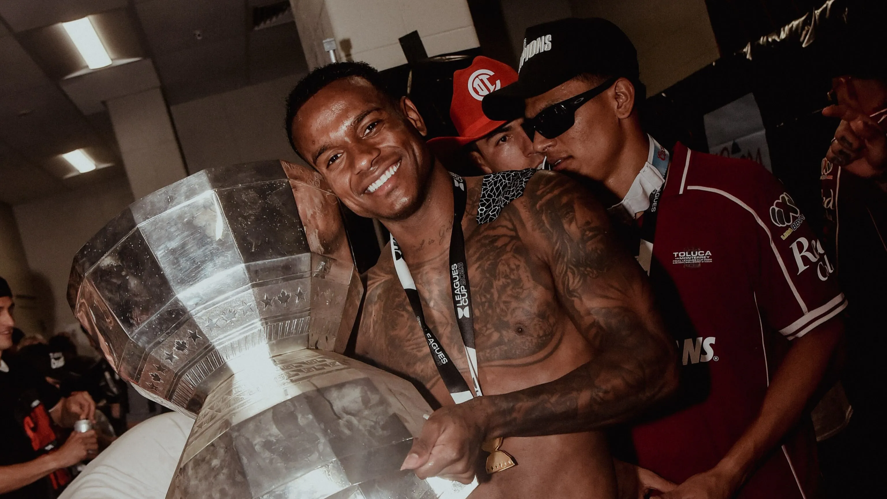 Helinho y su foto el trofeo de Leagues Cup.