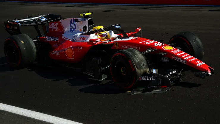 Lewis Hamilton sufrió daños en su ala delantera