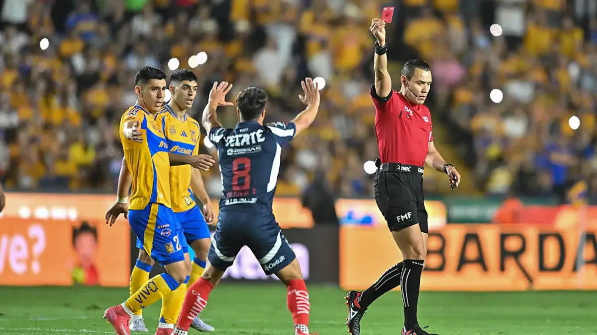 El árbitro tendrá dura tarea en el Clásico Regio [Foto: Getty]