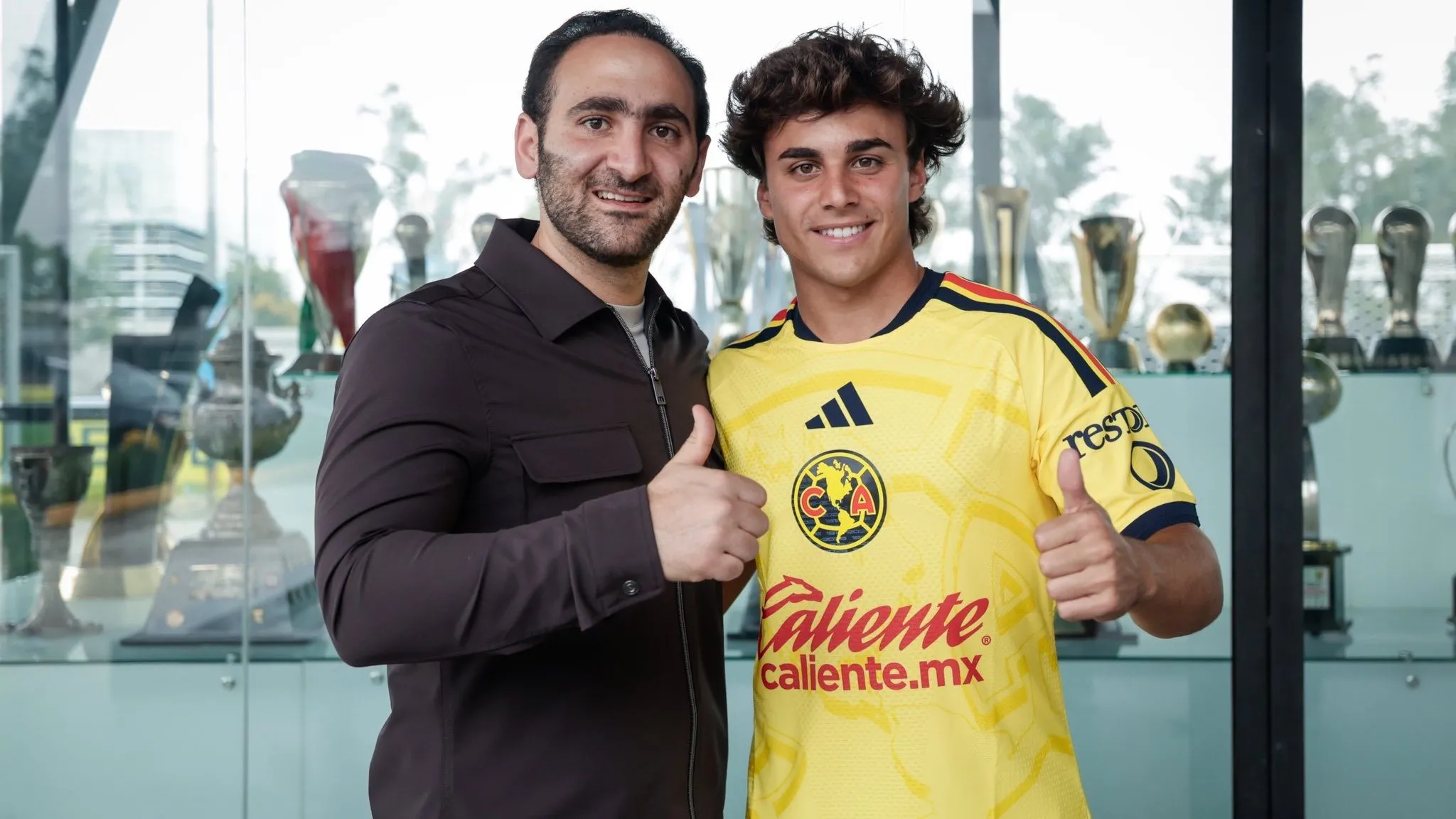 Carlos Álvarez en su presentación en el América.