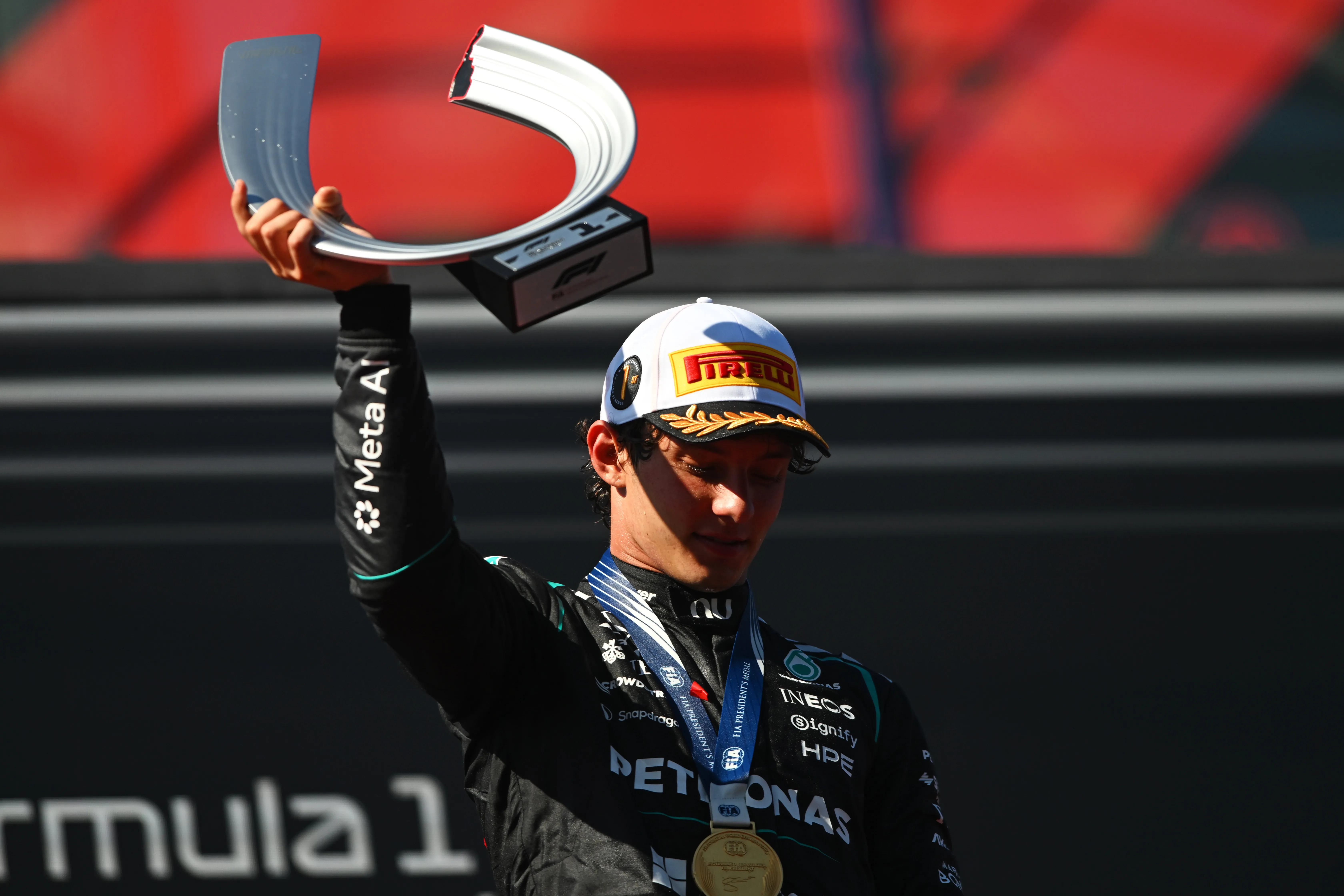 Kimi Antonelli, con el trofeo del GP de España 2026 (Getty Images)