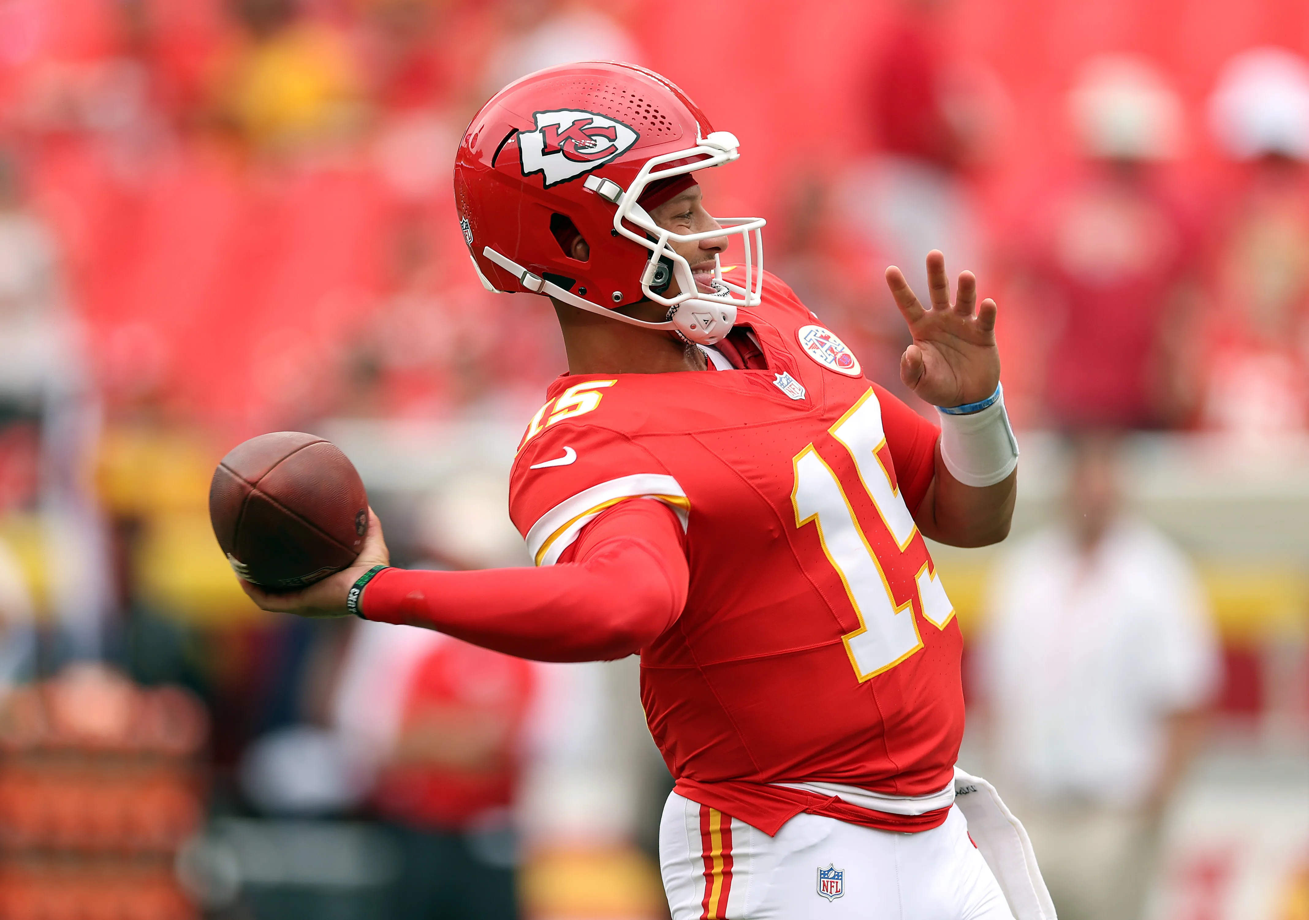 Patrick Mahomes prepara un lanzamiento con su mano derecha (Getty Images)