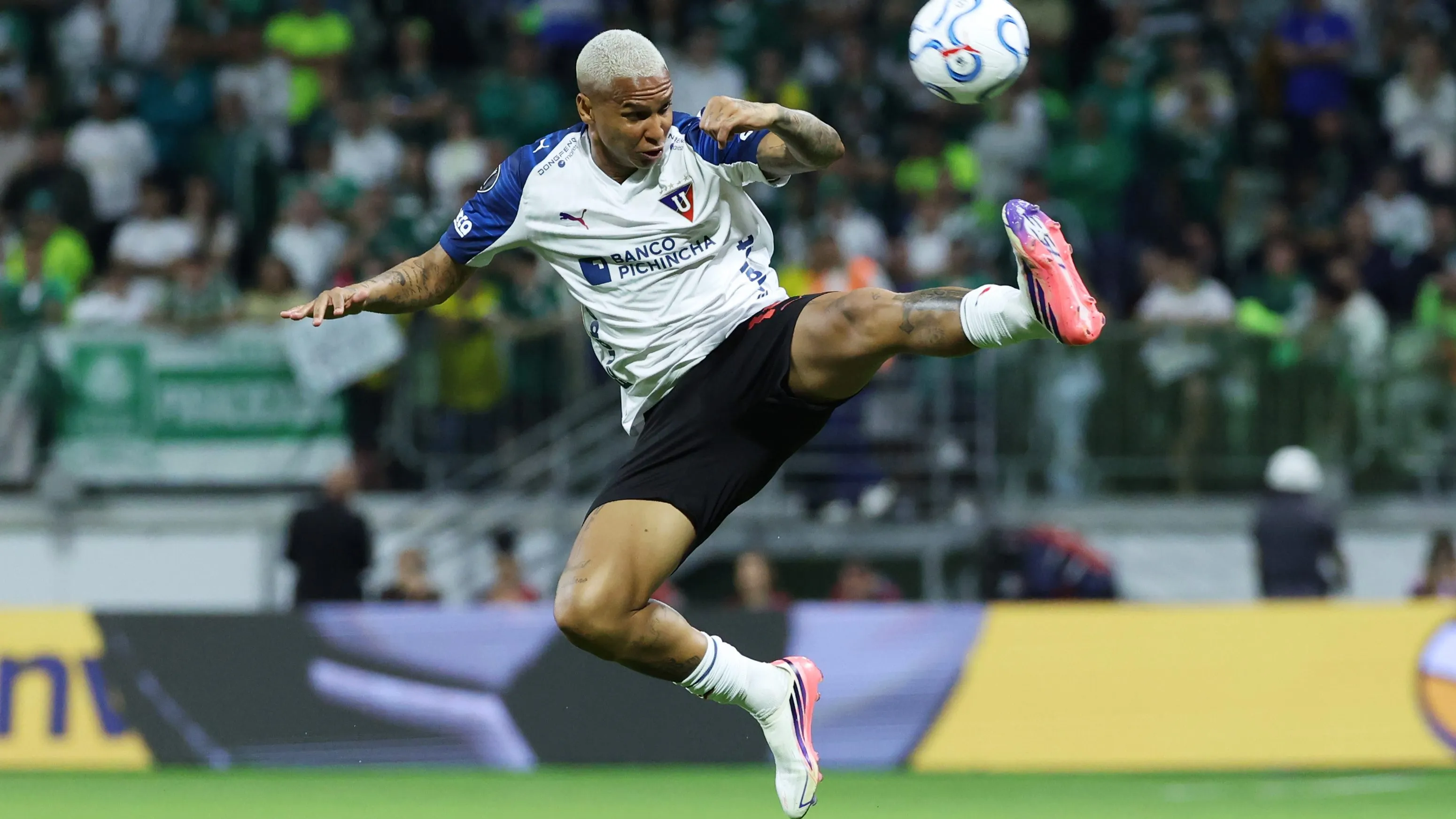Deyverson en sus minutos en la ida [Foto: Getty]