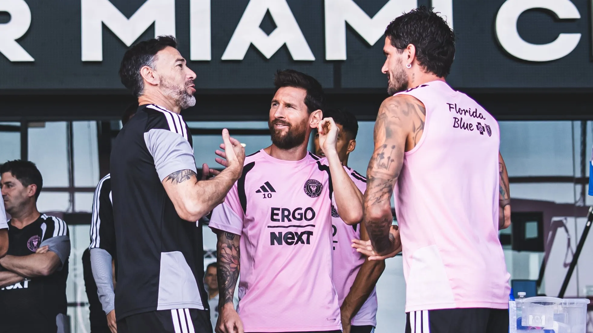 Kily González junto a Messi y De Paul [Foto: Getty]