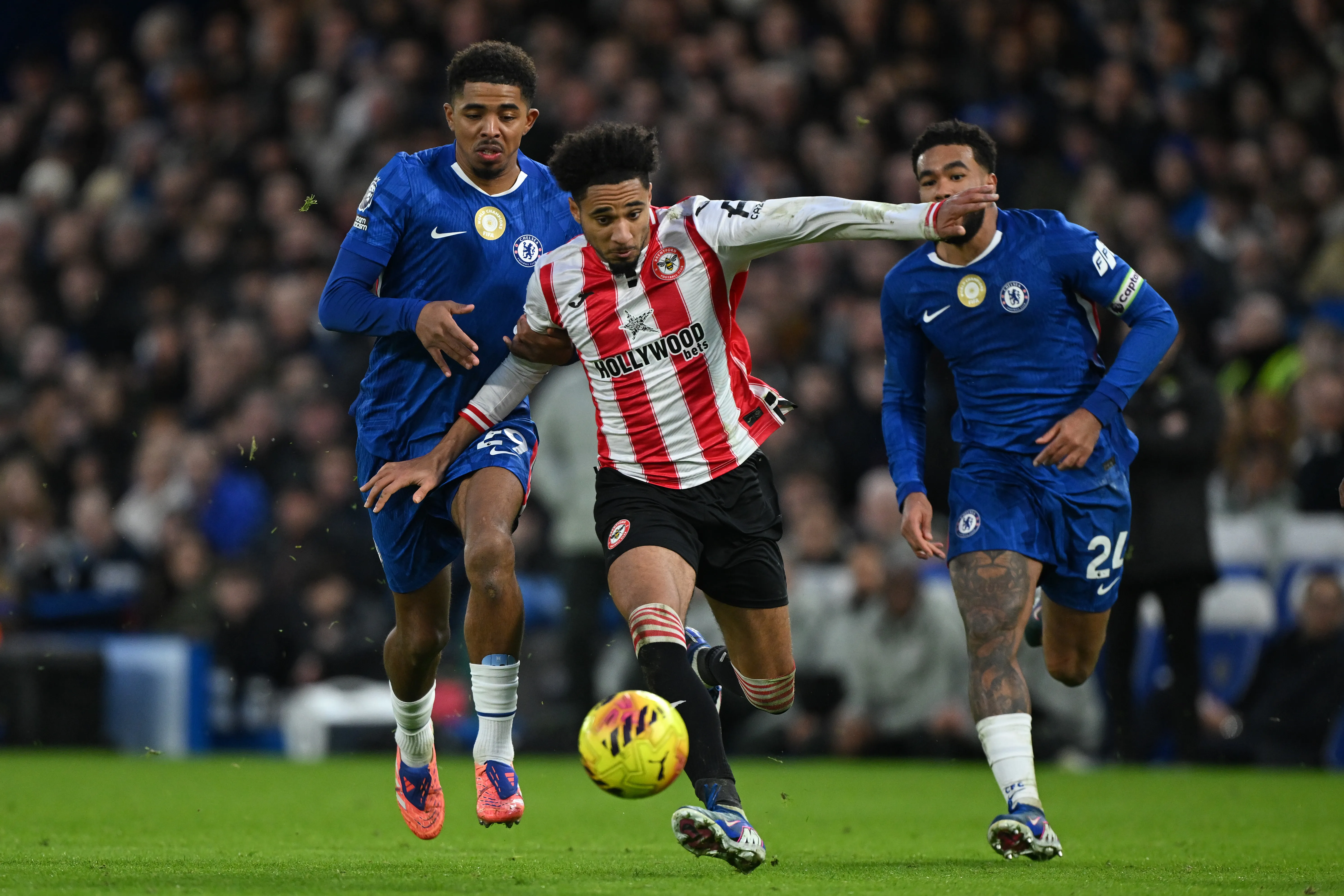 Kevin Schade, de Brentford, defiende el balón ante Wesley Fofana (Getty Images)