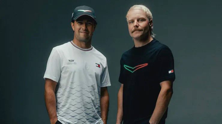 Checo Pérez y Valtteri Bottas con las nuevas prendas de la colección de México