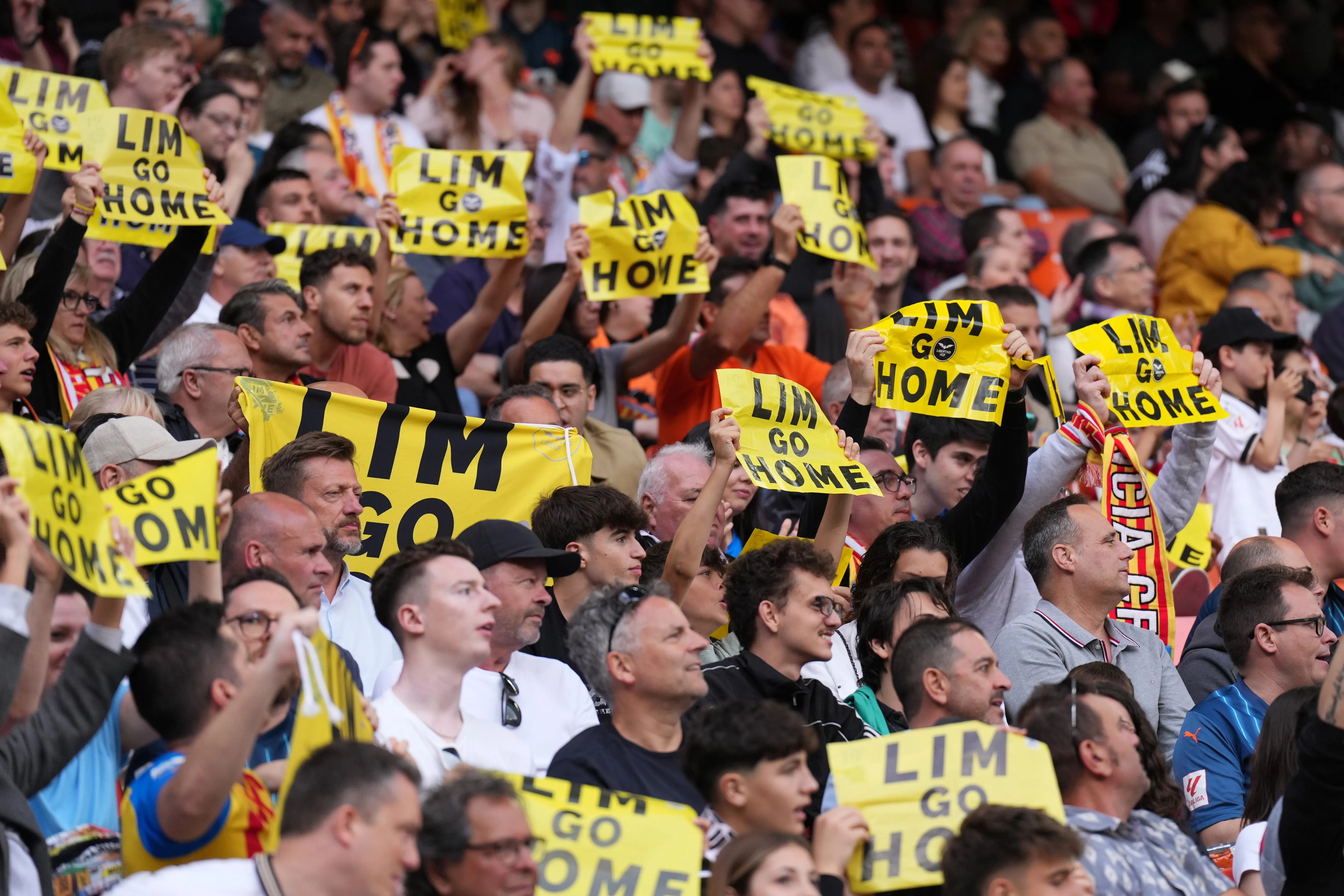 La afición de Valencia pidiendo por la salida de Peter Lim (Getty Images)